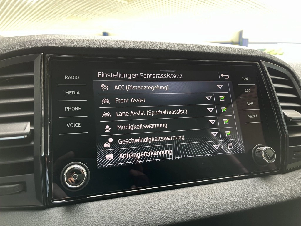 Skoda Karoq 1.5 TSI DSG+AHK+RFK+ACC+Navi+el.Heckkl.++
