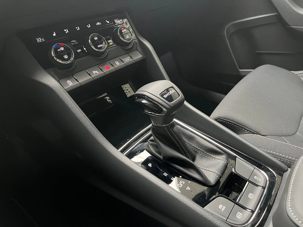 Skoda Karoq 1.5 TSI DSG SPORTLINE,Matrix,AHK,ACC,RFK,+