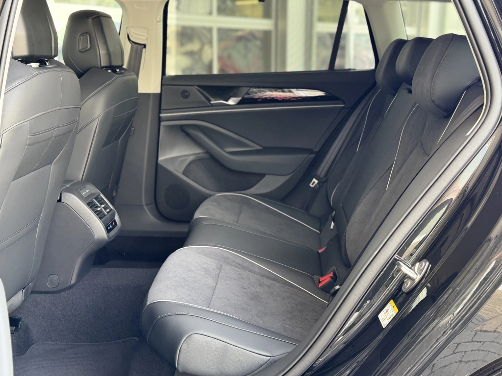 VW Passat Variant 1.5 eTSI-DSG Elegance, IQ,Navi Pro