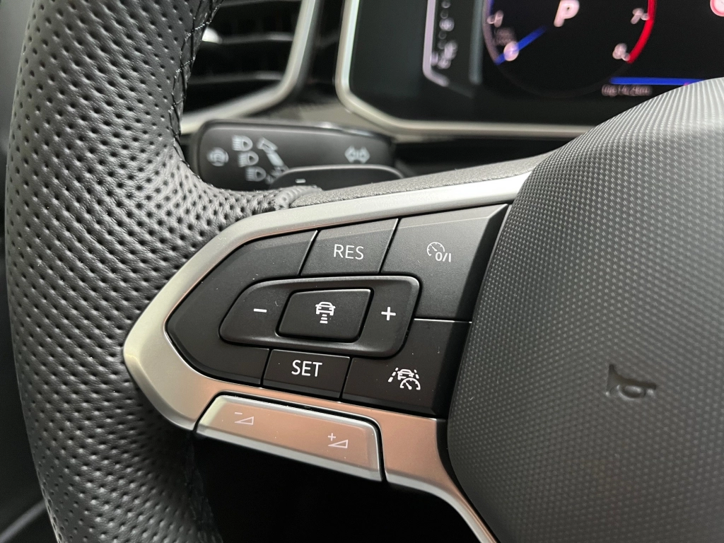 VW T-Roc R-LINE 1.5 TSI-OPF DSG IQ DRIVE, AHK