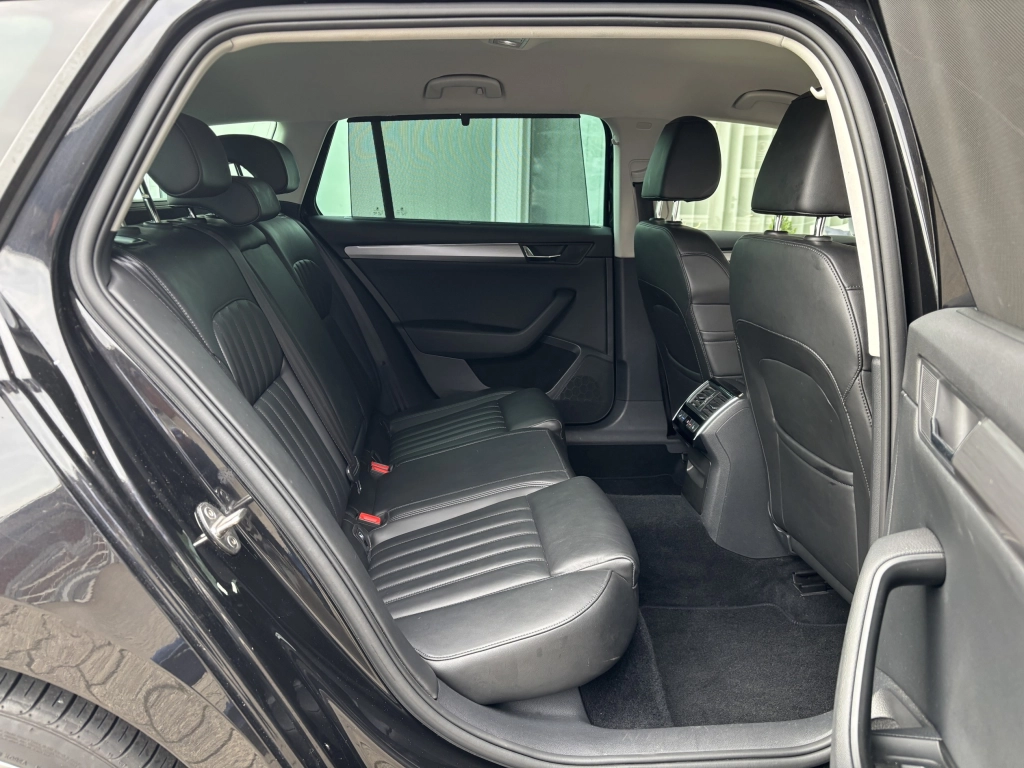 Skoda Superb Combi 2.0 TDI DSG Style 4x4 NAVI PDC DAB