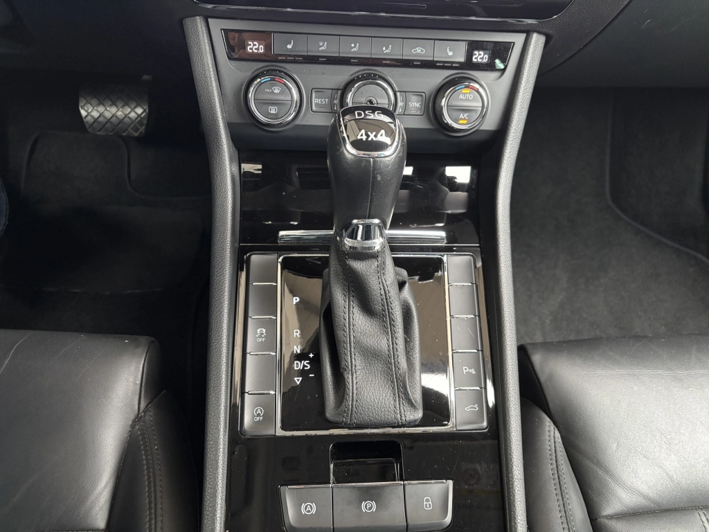 Skoda Superb Combi 2.0 TDI DSG Style 4x4 NAVI PDC DAB