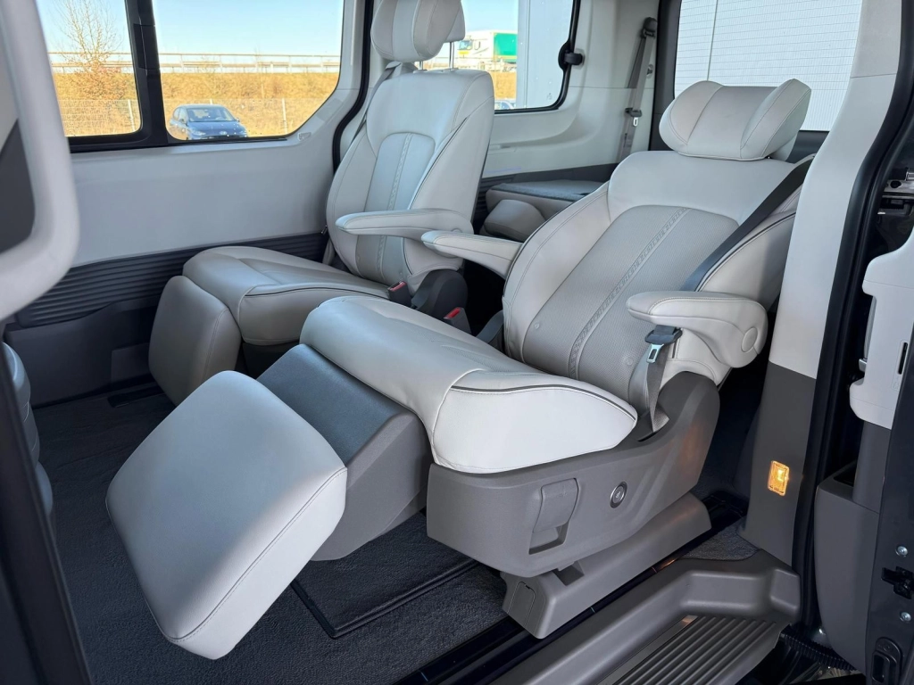 Hyundai STARIA 1.6T HEV Signature 7-Sitz ACC Leder PDach