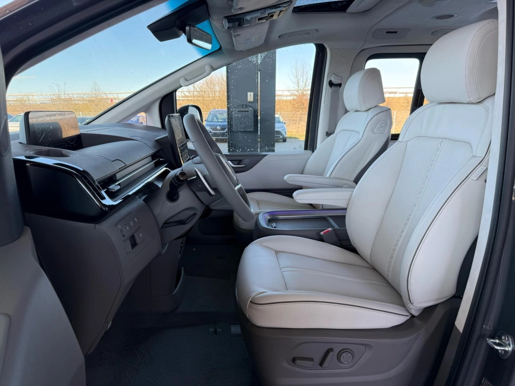 Hyundai STARIA 1.6T HEV Signature 7-Sitz ACC Leder PDach