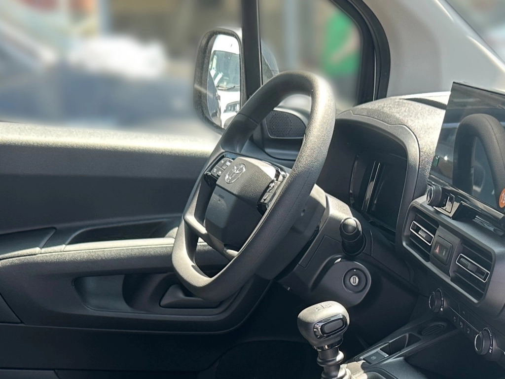 Toyota Proace City L2 verblecht 4-türig Meister 1,5 D-4D 96 KW (130 PS) Start/Stop 6-Gang-Schaltgetriebe