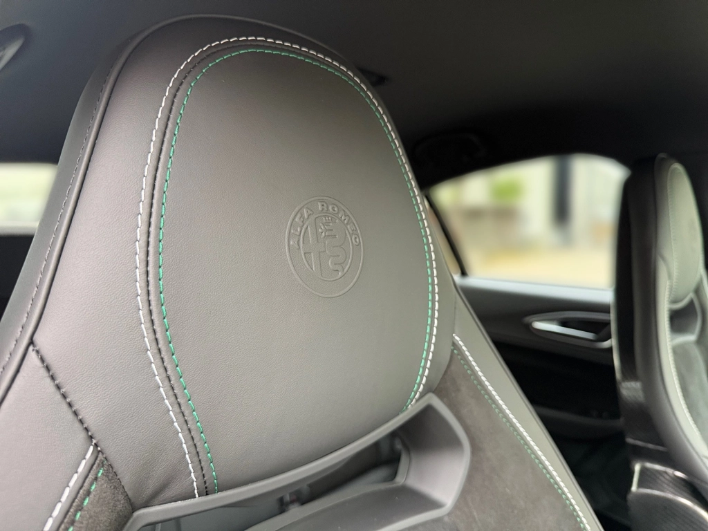 Alfa Romeo Giulia Quadrifoglio 520PS RB/SPARCO / ACRAPOVIC 