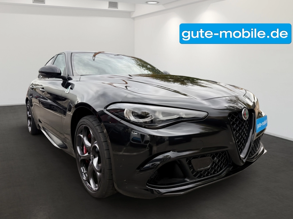 Alfa Romeo Giulia Quadrifoglio 520PS RB/SPARCO / ACRAPOVIC 