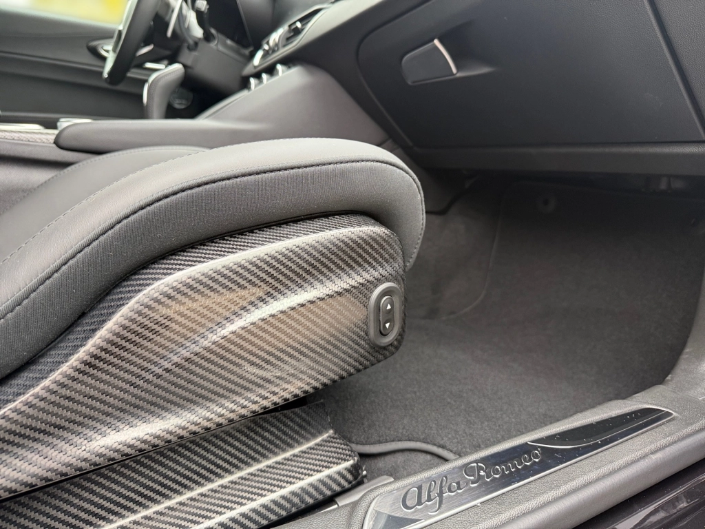 Alfa Romeo Giulia Quadrifoglio 520PS RB/SPARCO / ACRAPOVIC 