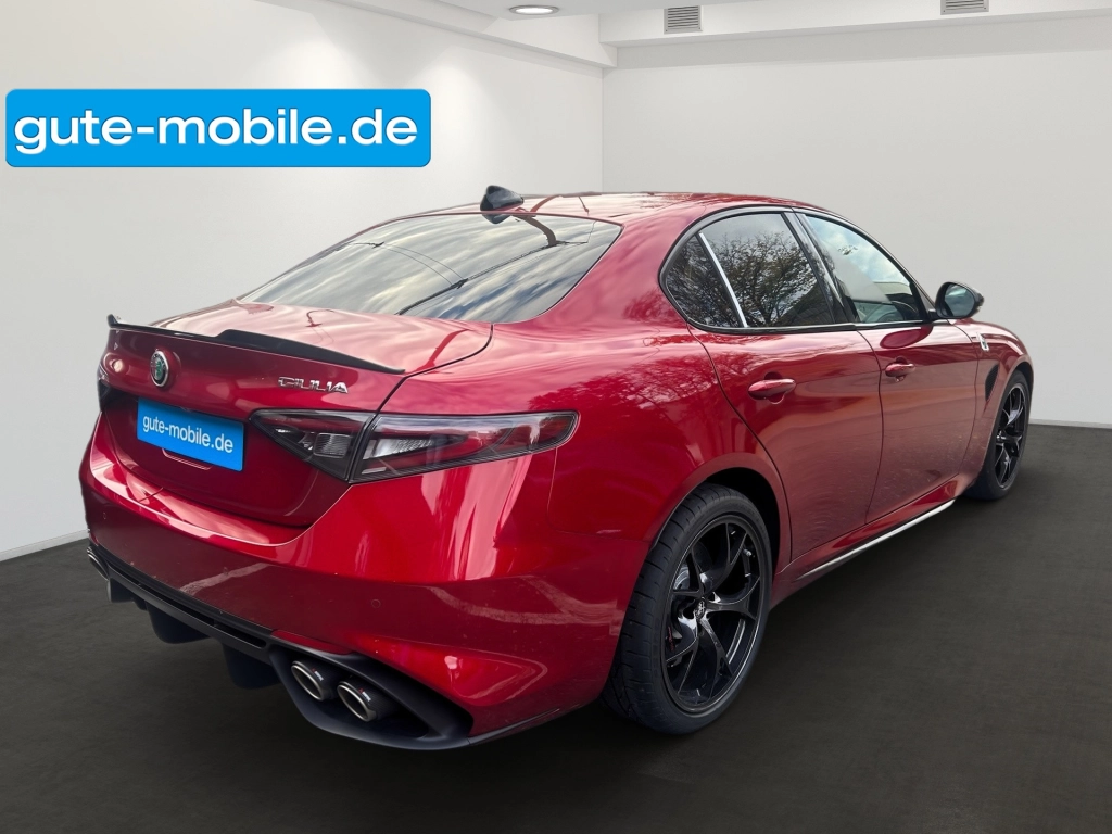 Alfa Romeo Giulia Quadrifoglio 520PS /SPARCO / ACRAPOVIC 
