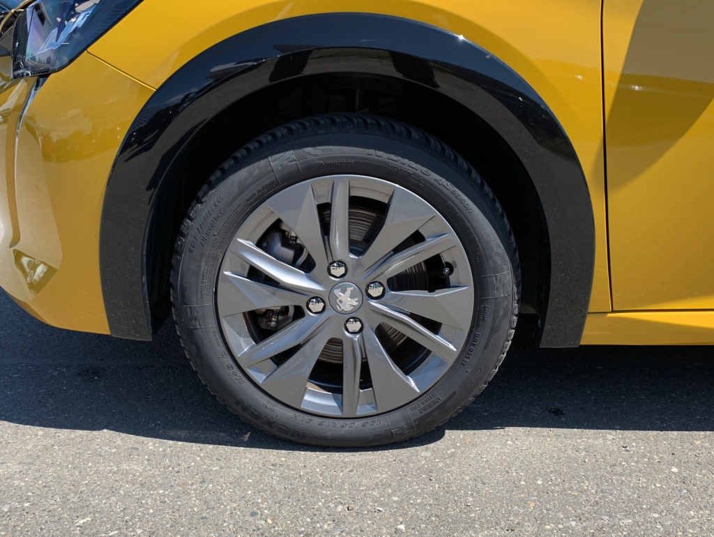Peugeot e-208 Allure| SHZ | NAVI | PDC hinten |FARO GELB