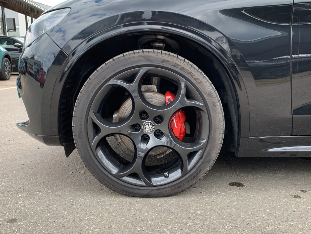 Alfa Romeo Stelvio 2.2 Diesel Veloce 21 Zoll | ACC | MATRIX