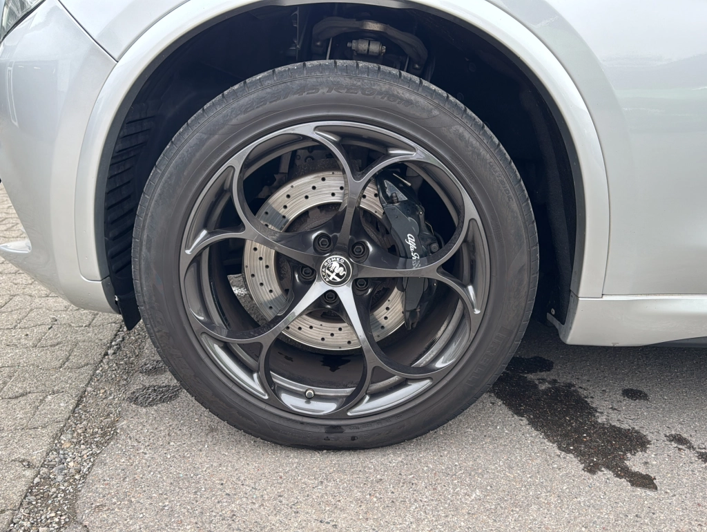 Alfa Romeo Stelvio Quadrifoglio Q4| 2.9 V6 510 PS|4xSHZ|ACC