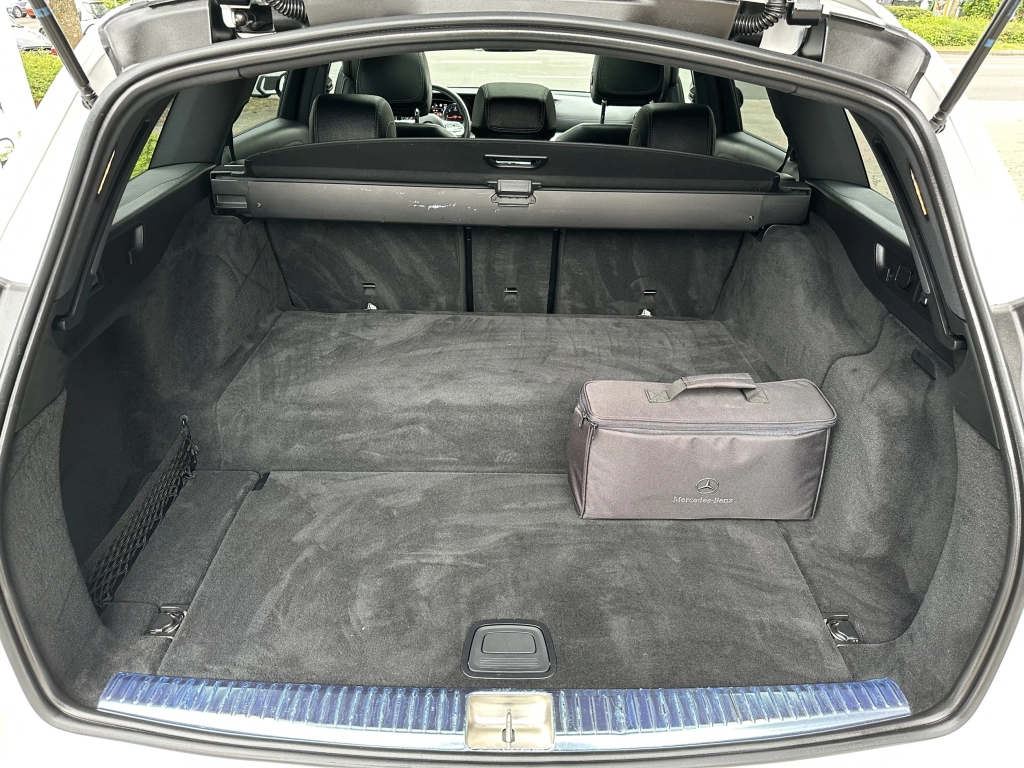 Mercedes-Benz E 300 de T 9G-TRONIC AMG Line /PANO / Burmester
