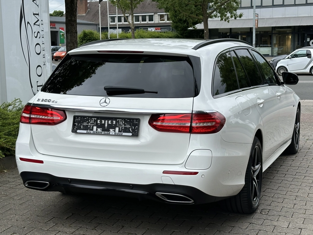 Mercedes-Benz E 300 de T 9G-TRONIC AMG Line /PANO / Burmester
