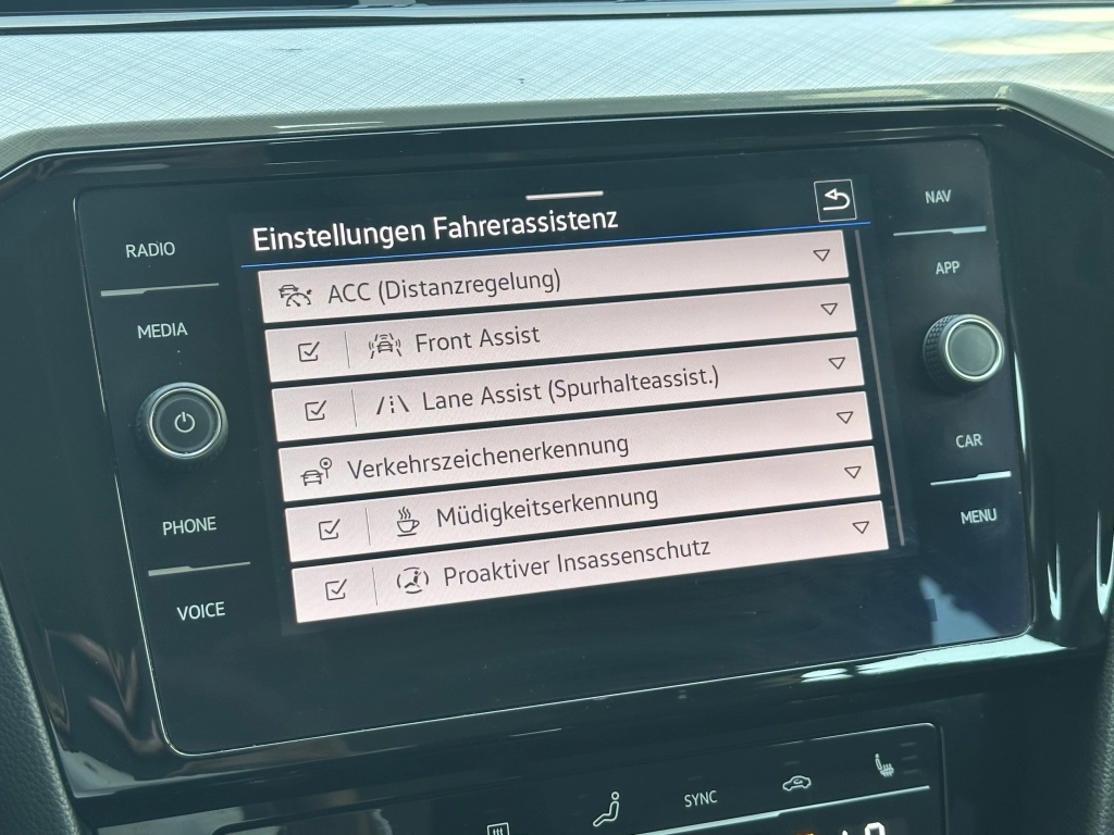 VW Passat Variant 2.0TDI SCR DSG Business / Massage