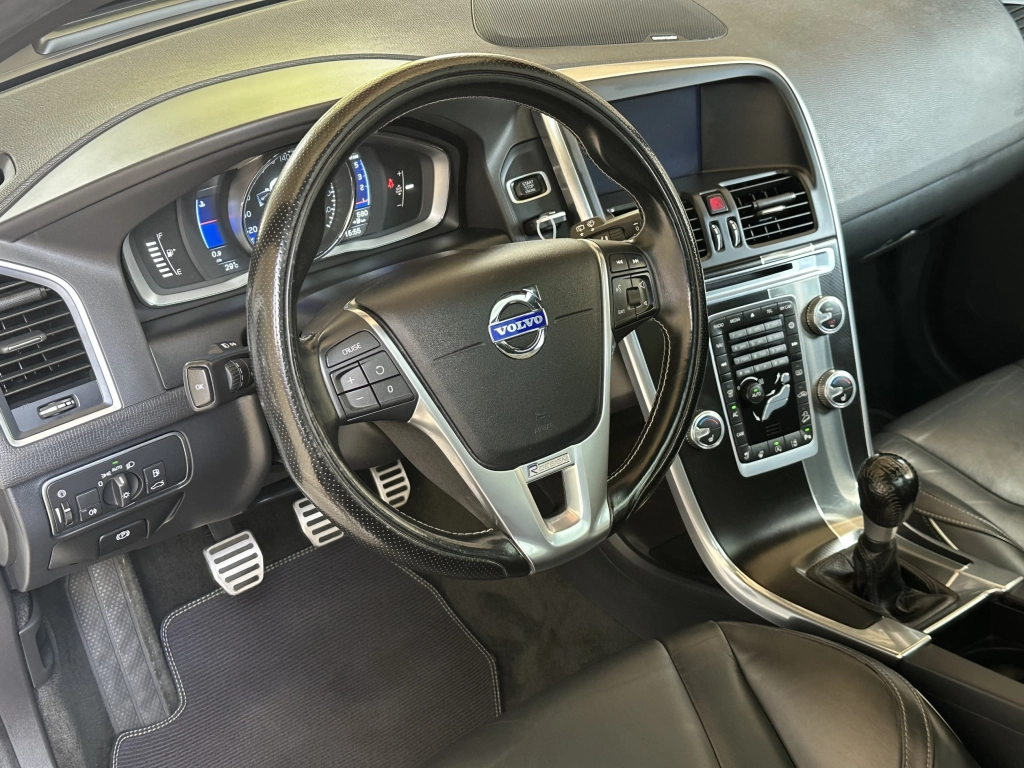 Volvo XC60 D5 AWD Summum / R-Design / BLIS / LED