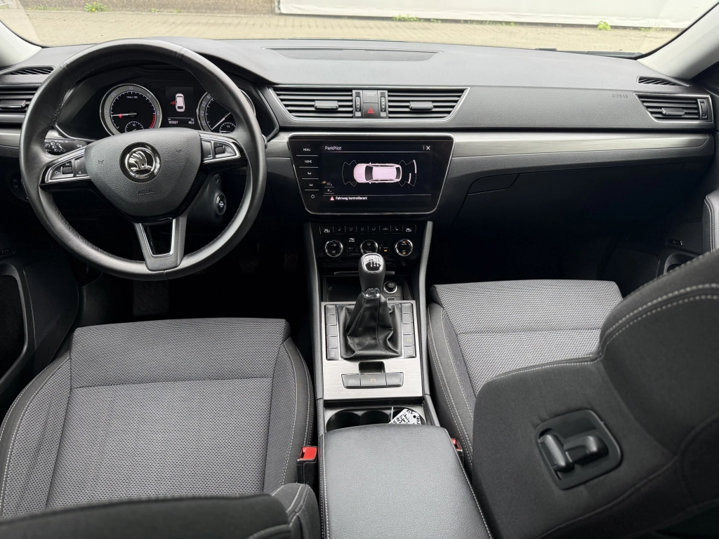 Skoda Superb Combi 2.0 TDI Style | Crystal Lighting