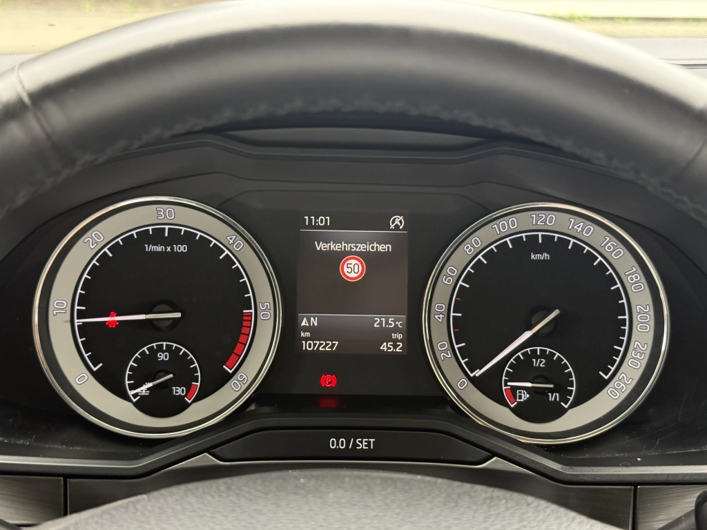 Skoda Superb Combi 2.0 TDI Style | Crystal Lighting