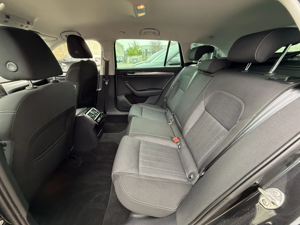 Skoda Superb Combi 2.0 TDI Style | Crystal Lighting