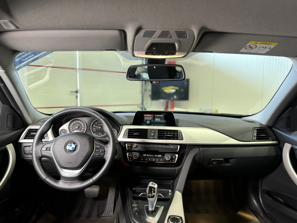 BMW 318 i Touring*LED*NAVI*SHZG*AHK*TEMPO*KLIMAAUTO.