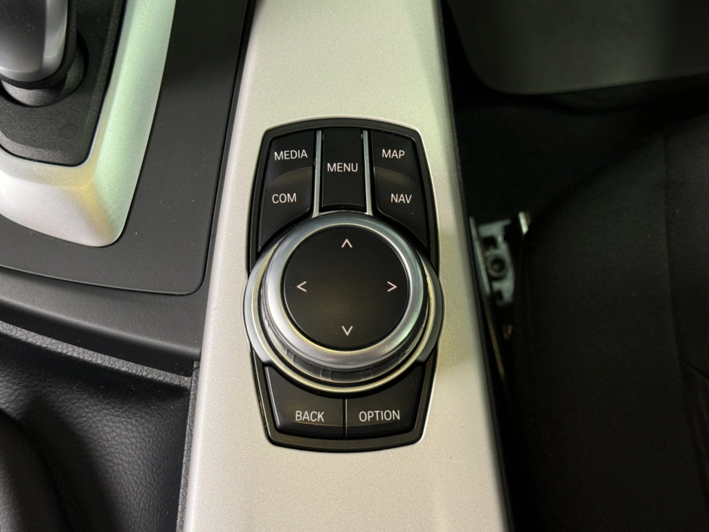 BMW 318 i Touring*LED*NAVI*SHZG*AHK*TEMPO*KLIMAAUTO.