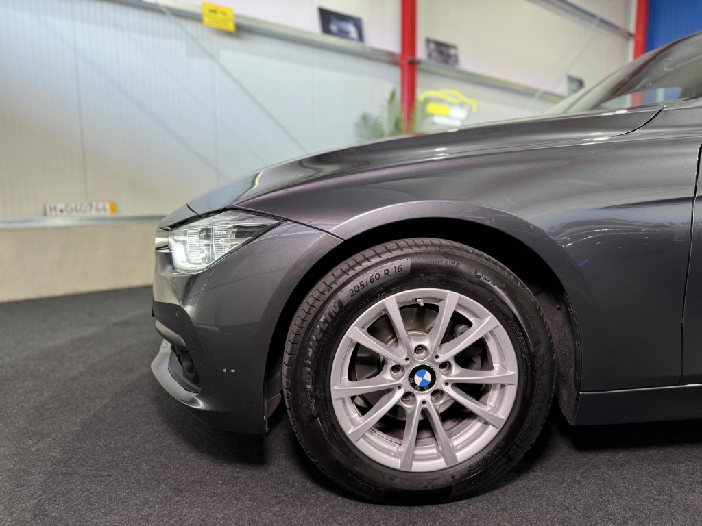 BMW 318 i Touring*LED*NAVI*SHZG*AHK*TEMPO*KLIMAAUTO.