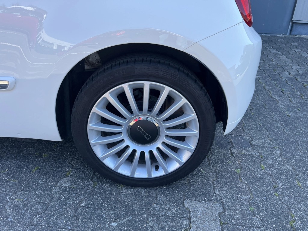 Fiat 500 Lounge*Wenig km*guter Zustand*8-fach bereift