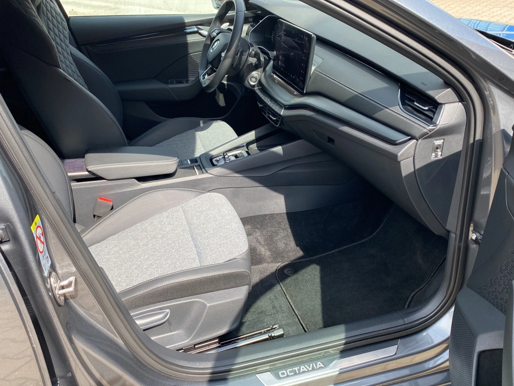 Skoda Octavia Combi 2.0TDI DSG Sportline Facelift*Pano