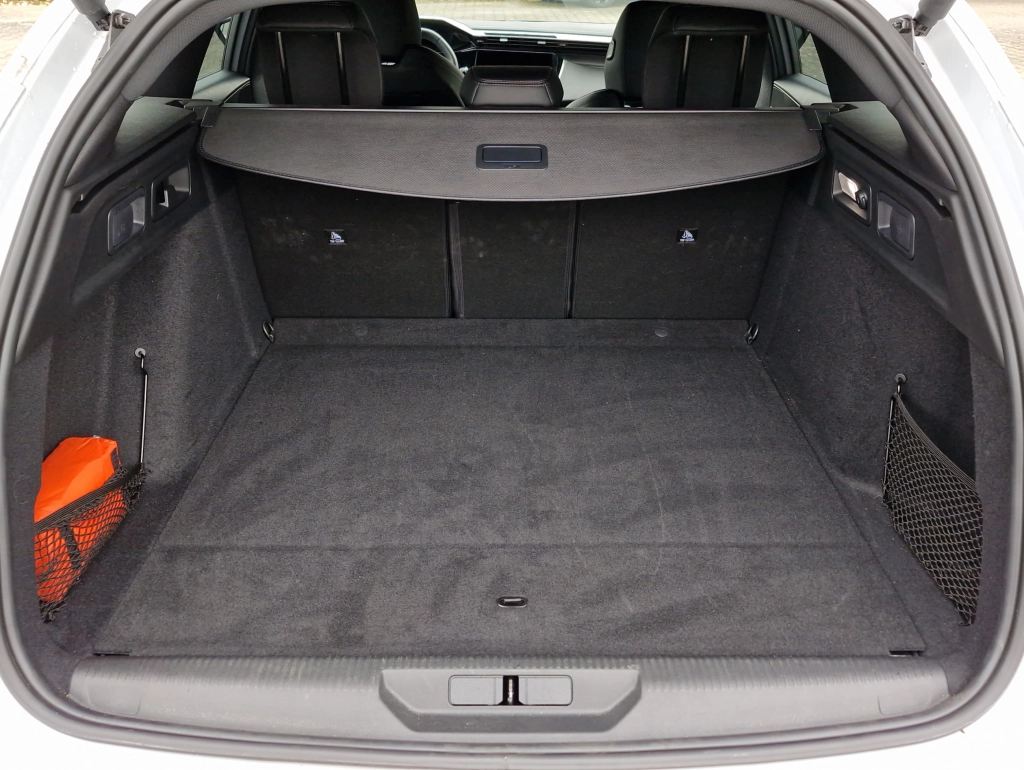 Peugeot 308 SW BlueHDI 130 GT AT LED Navi Kamera PDC Keyless ToterWinkel Alu18