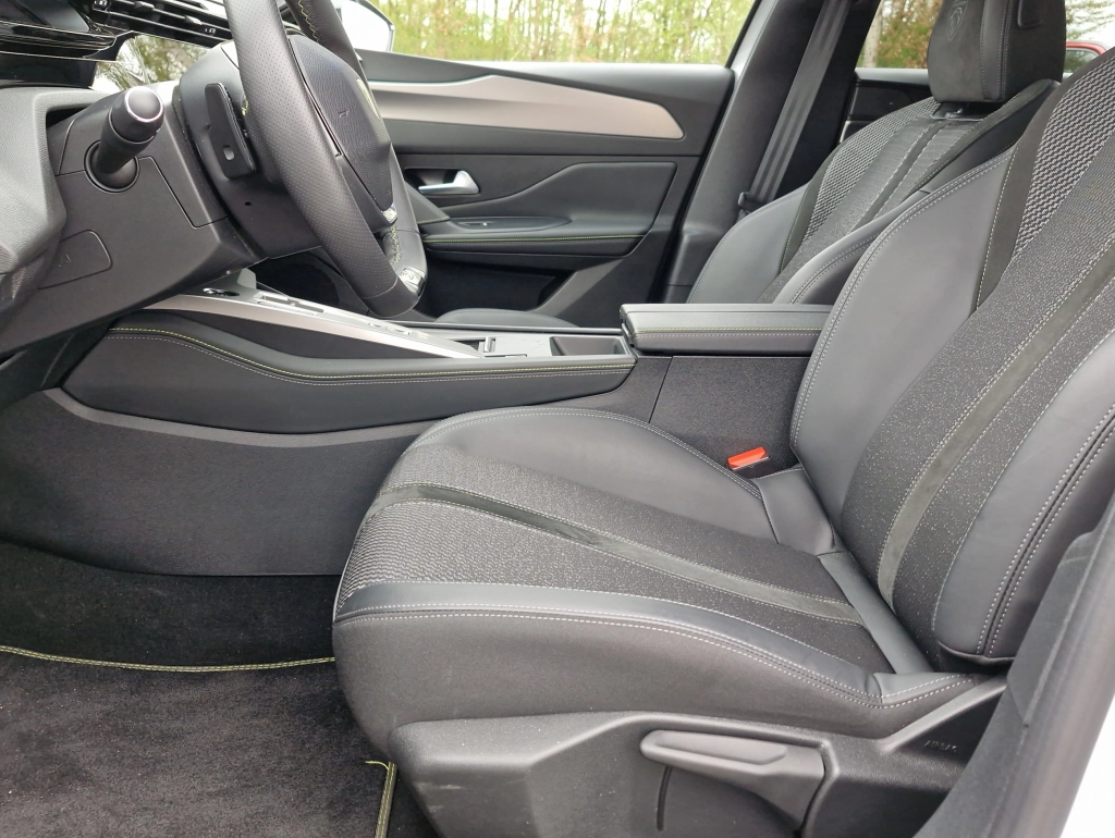 Peugeot 308 SW BlueHDI 130 GT AT LED Navi Kamera PDC Keyless ToterWinkel Alu18