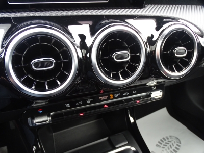 Mercedes-Benz CLA 180 Shooting Brake NAVI / PDC / SHZG / PANO