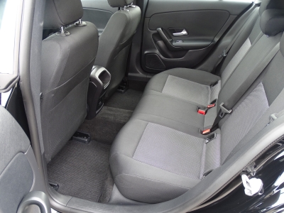 Mercedes-Benz CLA 180 Shooting Brake NAVI / PDC / SHZG / PANO