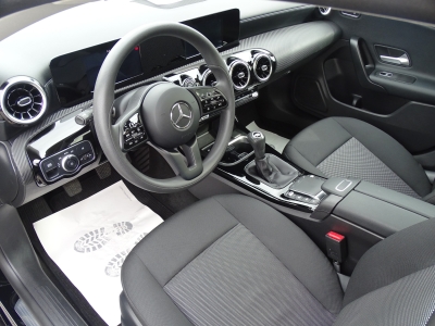 Mercedes-Benz CLA 180 Shooting Brake NAVI / PDC / SHZG / PANO