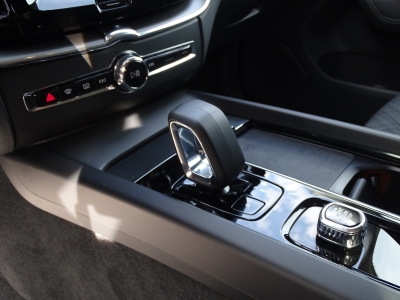 Volvo XC60 B4 CORE 2WD*LED*NAVI*RFK*GJR*4xSHZG*DAB*PDC