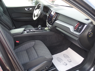 Volvo XC60 B4 CORE 2WD*LED*NAVI*RFK*GJR*4xSHZG*DAB*PDC