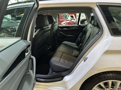 BMW 530 e*Navi*Leder*AHK*LED*PDC*SHZ*DAB*Luftfedern 