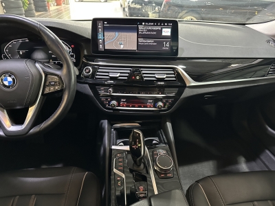 BMW 530 e*Navi*Leder*AHK*LED*PDC*SHZ*DAB*Luftfedern 