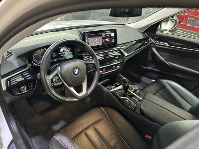 BMW 530 e*Navi*Leder*AHK*LED*PDC*SHZ*DAB*Luftfedern 