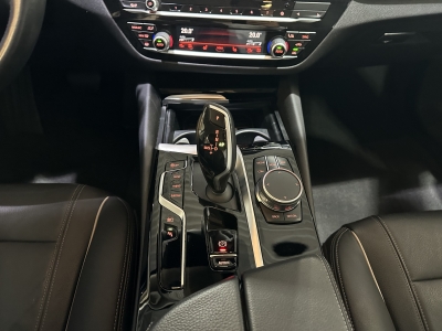 BMW 530 e*Navi*Leder*AHK*LED*PDC*SHZ*DAB*Luftfedern 