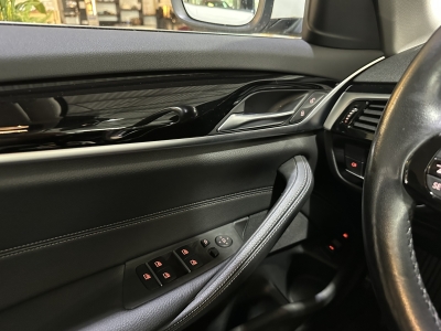 BMW 530 e*Navi*Leder*AHK*LED*PDC*SHZ*DAB*Luftfedern 