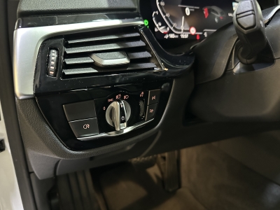 BMW 530 e*Navi*Leder*AHK*LED*PDC*SHZ*DAB*Luftfedern 