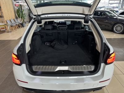 BMW 530 e*Navi*Leder*AHK*LED*PDC*SHZ*DAB*Luftfedern 