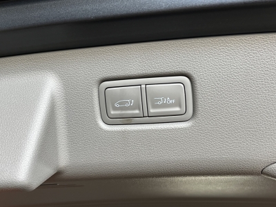 Hyundai STARIA Signature 4WD BOSE 7-Sitze Leder LED NSCC