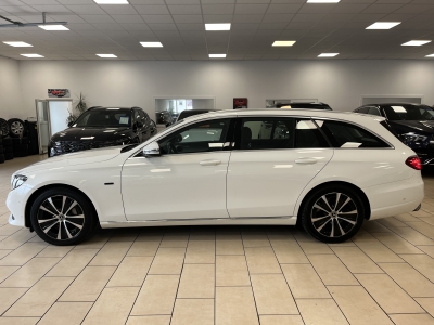 Mercedes-Benz E 300 de*Avangarde*AHK*Navi*LED*R.Cam*CarPlay