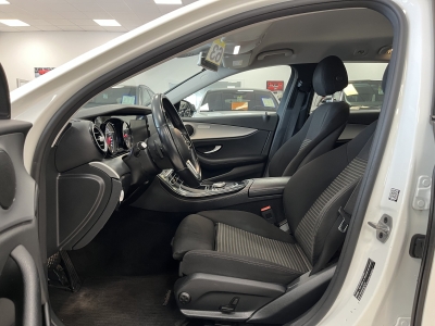 Mercedes-Benz E 300 de*Avangarde*AHK*Navi*LED*R.Cam*CarPlay