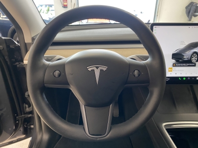 Tesla Model Y Long Range Dual AWD*Pano*R-Cam*Leder*SHZ