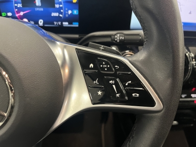 Mercedes-Benz GLA 180 ACC*LED*Navi*R-Cam*TeiLeder*SHZ*KlimaAu*