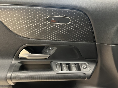 Mercedes-Benz GLA 180 ACC*LED*Navi*R-Cam*TeiLeder*SHZ*KlimaAu*