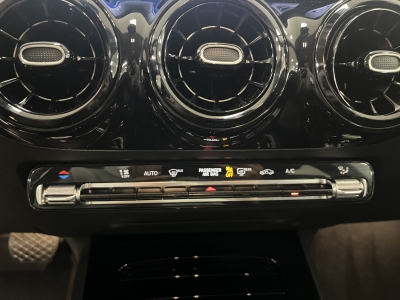 Mercedes-Benz GLA 180 ACC*LED*Navi*R-Cam*TeiLeder*SHZ*KlimaAu*