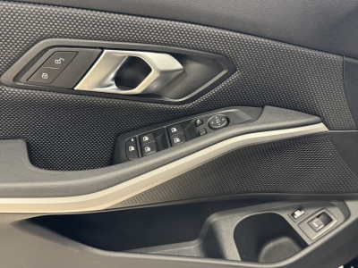 BMW 330 e Advantage*LED*AHK*ACC*HUD*Navigation*SHZ*